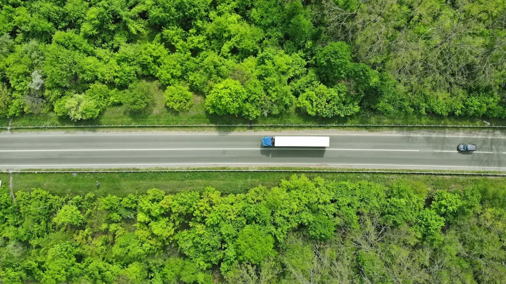 Lastkraftwagen mit synthetischen Kraftstoffen in der Natur